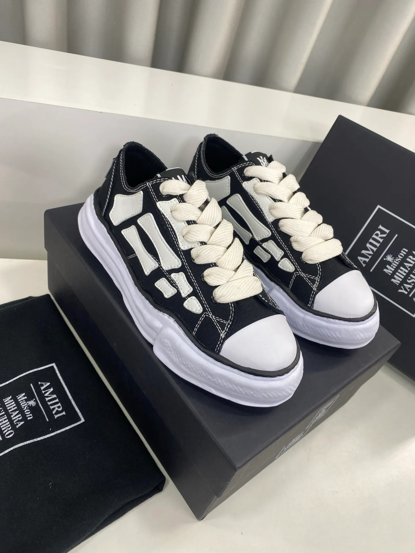 [AMIRI Handmade clay mold soles and AMIRI's iconic BONES leather embroidery details are a major feature of the shoe, showing unique craftsmanship and style🚩 Material: Upper original custom space Monica canvas! Lining: original technical cloth, outsole: original molded steel-stamped EVA foam bottom,